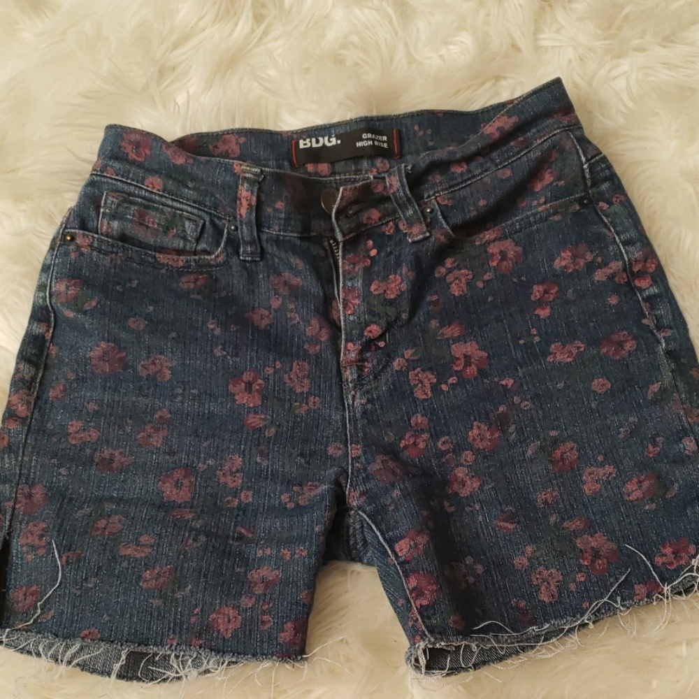 BDG Garzer vintage high rise shorts

Size 24